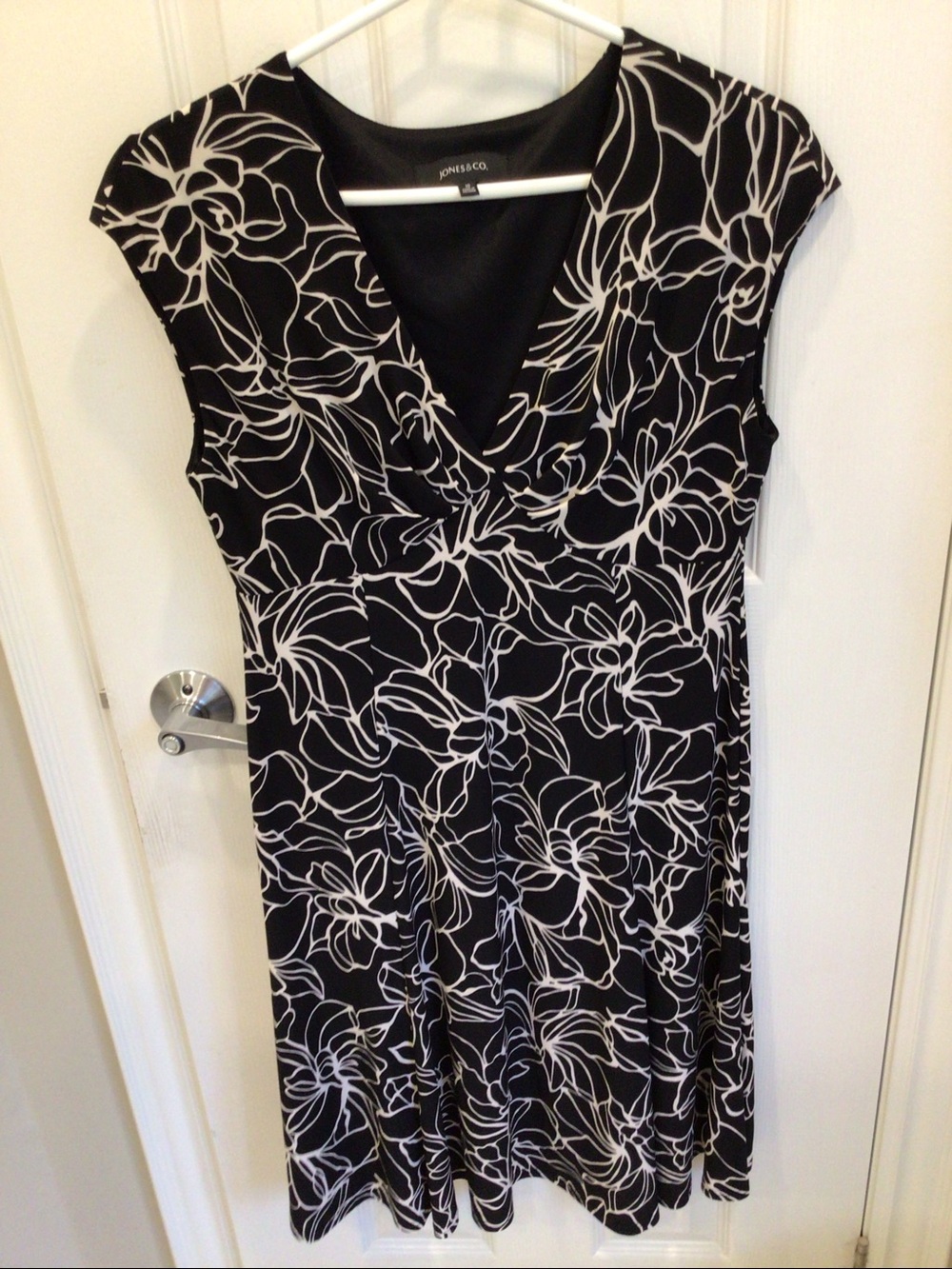 Jones & Co Black & White Fit & Flare Floral Faux Wrap Dress Size 10 NWT